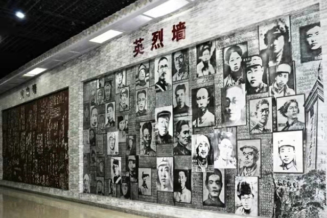 這是晉綏邊區(qū)革命紀(jì)念館的英烈墻，總導(dǎo)演第一次采風(fēng)時(shí)被強(qiáng)烈震撼，一定要把這面墻還原到舞臺(tái)上，讓后人深深的緬懷和銘記。演員們到達(dá)后，一致要求先到紀(jì)念館參觀學(xué)習(xí)。.jpg