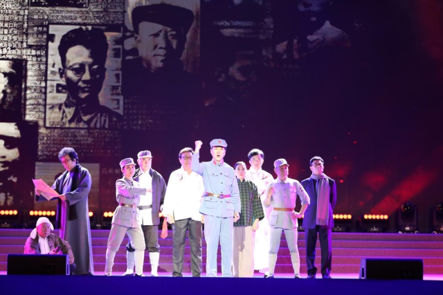 站在烈士們?cè)?jīng)以鮮血和生命捍衛(wèi)的土地上，演員們飽含深情和感恩地再現(xiàn)了舞臺(tái)版的朗誦劇《呂梁英雄譜》，向先烈致敬，給后人啟迪。.jpg
