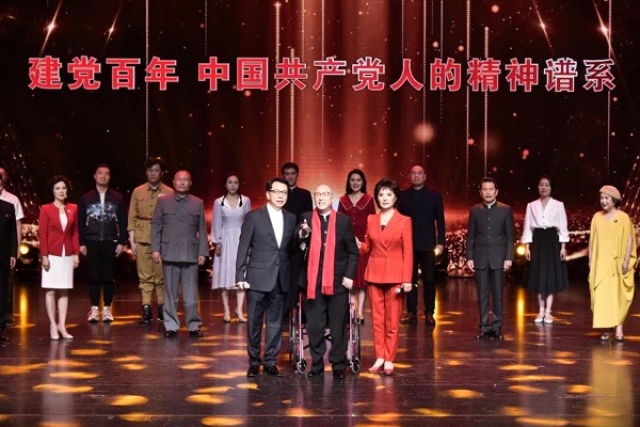 《詩(shī)意中國(guó)?紅色記憶》的壓軸節(jié)目是抗戰(zhàn)詩(shī)篇《我愛這土地》，但在今天賦予了新的意義，那就是共產(chǎn)黨人永遠(yuǎn)的初心。.jpg