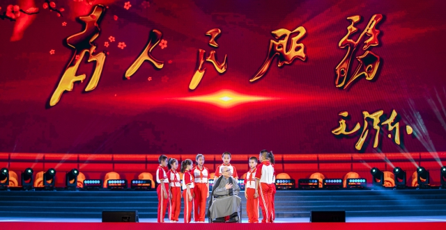 表演藝術(shù)家喬榛老師和興縣一二〇師學(xué)校的孩子們演繹《為人民服務(wù)的故事》，這個(gè)故事在短短2天內(nèi)，他不知道給孩子們講了多少遍了。.jpg