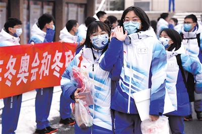1月23日，在北京交通大學(xué)，首批冬奧志愿者準(zhǔn)備出發(fā)。當(dāng)日，北京交通大學(xué)首批冬奧志愿者集結(jié)出發(fā)。據(jù)了解，首批80名師生志愿者將在國(guó)家體育館開(kāi)展志愿服務(wù)工作。新華社記者 任超 攝.jpg