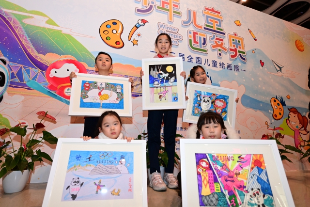 少年兒童迎冬奧——第二屆全國(guó)兒童繪畫(huà)展”今天在中國(guó)婦女兒童博物館開(kāi)幕。從2022幅作品中精心遴選出的300余幅代表作，分為“我的童年冬奧夢(mèng)”“靈巧小手畫(huà)冬奧”“冰雪迎春喜洋洋”“攜手奮進(jìn)向未來(lái)”四個(gè)篇章進(jìn)行展示。2.jpg