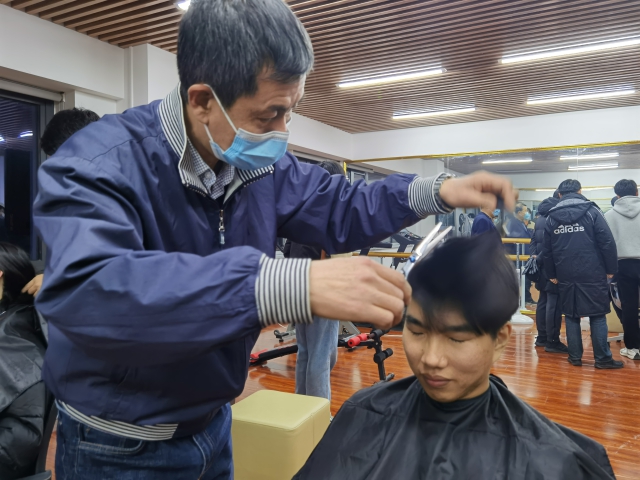曹樹謙教授在給學(xué)生理發(fā)。.jpg