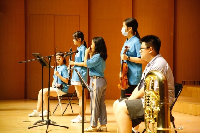 閉營(yíng)儀式結(jié)束后，各族青少年還開(kāi)展了聯(lián)歡活動(dòng)，同學(xué)們表演了維吾爾族舞蹈、蒙古族群舞、民族樂(lè)器演奏、歌曲合唱等節(jié)目.jpg