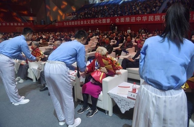 2022級(jí)學(xué)生代表向北航首屆學(xué)生、1952級(jí)校友代表獻(xiàn)花。學(xué)校供圖.jpg