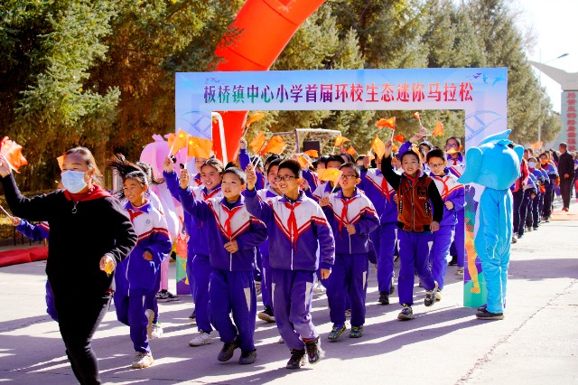 02 環(huán)校生態(tài)迷你馬拉松點燃冬日運(yùn)動激情.JPG