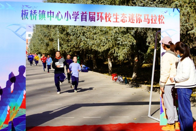 03 環(huán)校生態(tài)迷你馬拉松點燃冬日運(yùn)動激情.jpg