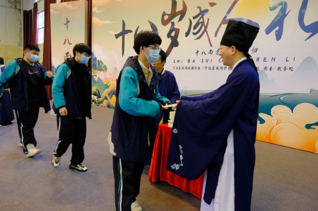 寧波東錢(qián)湖旅游學(xué)校校長(zhǎng)為學(xué)生贈(zèng)書(shū) 張培堅(jiān) 攝.jpg