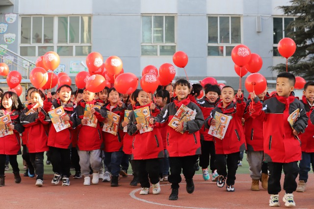 01——2月19日，甘肅省平?jīng)鍪嗅轻紖^(qū)西大街小學(xué)教育集團(tuán)，學(xué)生們領(lǐng)取到新課本后在校園里高興地奔跑。.JPG