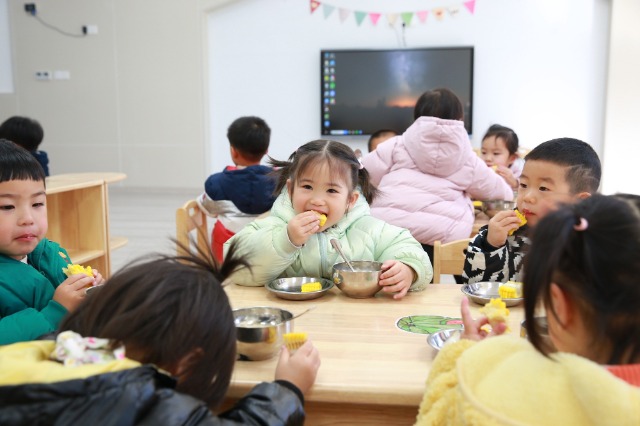 錦江幼兒園托班點(diǎn)心時間 幼兒園供圖.JPG
