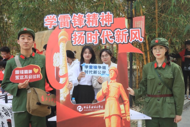 直播活動現(xiàn)場打卡拍照。北海藝術(shù)設(shè)計(jì)學(xué)院供圖.jpg
