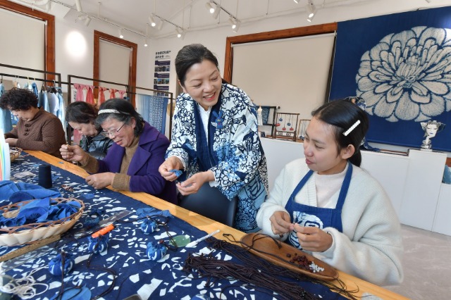 張劍峰給村民們培訓藍印花布產品的制作 王國海 攝.jpg