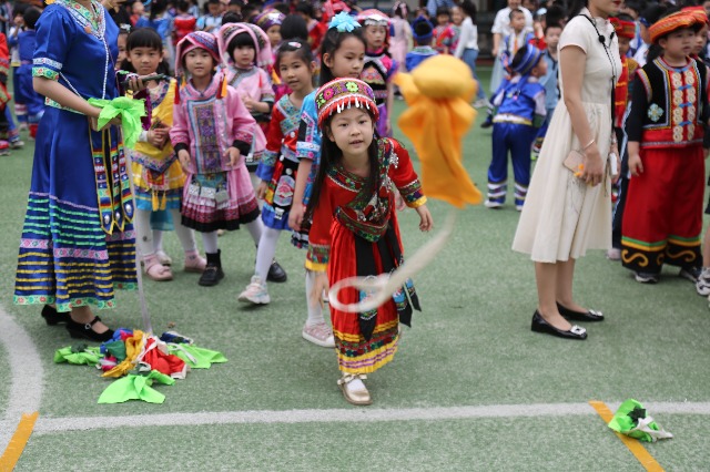 南寧市星湖小學(xué)一、二年級的學(xué)生開展了壯族競技項(xiàng)目“背簍繡球”.JPG