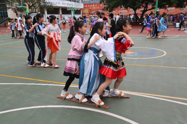 南寧市星湖小學(xué)的三、四年級學(xué)生開展了壯族競技項(xiàng)目“三人板鞋”.JPG