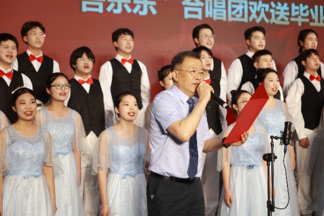 學(xué)校畢業(yè)典禮現(xiàn)場(chǎng)。張植攝.jpg