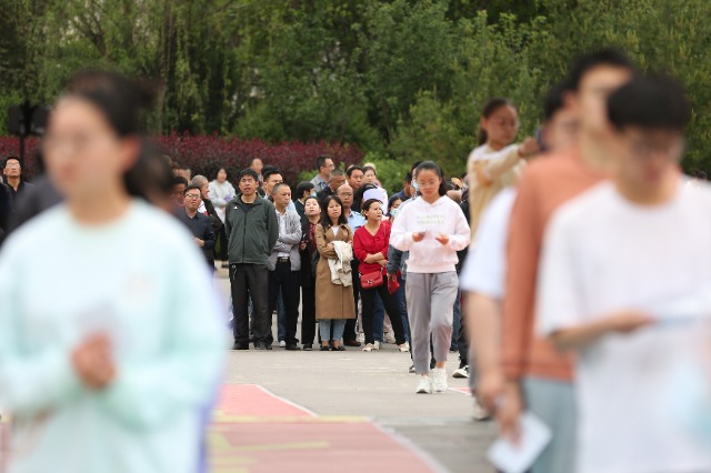 07——6月7日，在甘肅省平?jīng)鍪械谖逯袑W(xué)考點(diǎn)，家長們目送考生進(jìn)入考場。.JPG