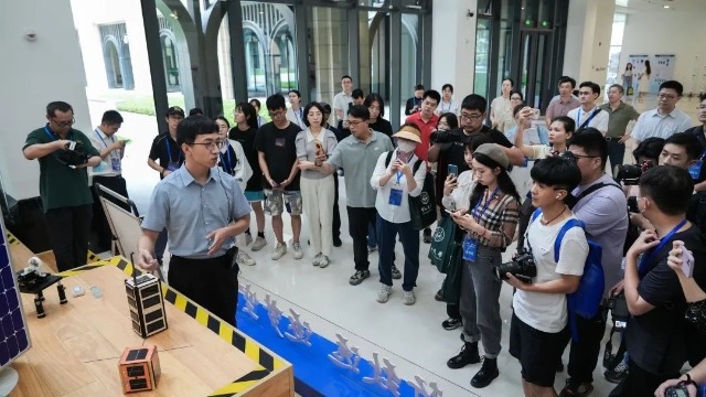 中山大學(xué)深圳校區(qū)航空航天學(xué)院教師介紹學(xué)生立方星項目。學(xué)校供圖.jpg