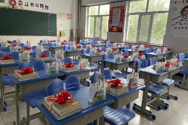黑龍江五常時(shí)代中學(xué)，煥然一新的教室靜待學(xué)生歸來(lái)。梁丹攝.jpg