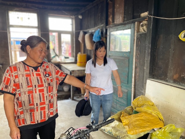沙河子鎮(zhèn)中心學(xué)校班主任高金秀（右一）在李夢瑤家中家訪。梁丹攝.jpg