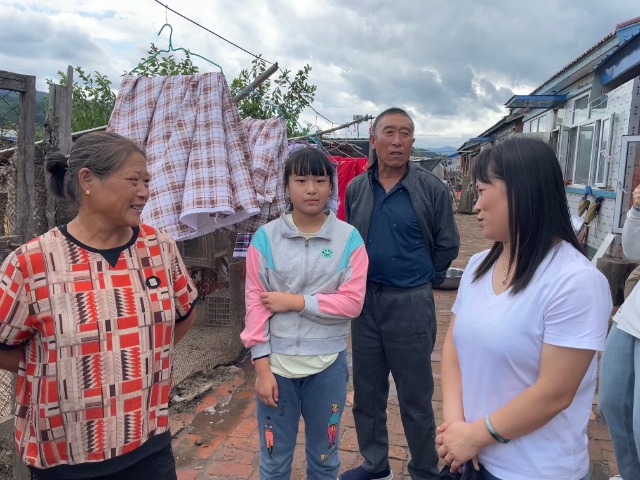 沙河子鎮(zhèn)中心學(xué)校班主任高金秀和李夢瑤及其爺爺奶奶。梁丹攝.jpg