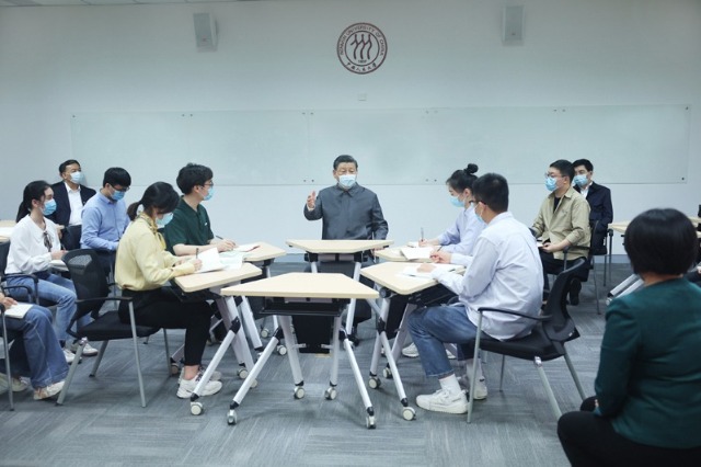 2022年4月25日，習(xí)近平總書記來(lái)到中國(guó)人民大學(xué)考察調(diào)研。這是總書記在立德樓觀摩思政課智慧教室現(xiàn)場(chǎng)教學(xué)并參與討論。