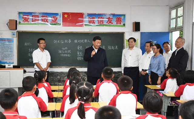2020年9月16日，習(xí)近平總書記在湖南省郴州市汝城縣文明瑤族鄉(xiāng)第一片小學(xué)，同正在上思政課的同學(xué)們親切交流。