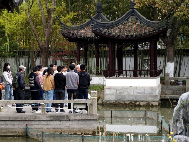 2021年3月30日，在上海交通大學(xué)南蘇園的“微型洱?！迸?，孔海南教授為學(xué)生們打造“沉浸式”思政課。
