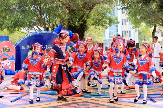 圖4：4月9日，在廣西柳州市融安縣實驗小學(xué)校園，一名老師帶著學(xué)生跳竹竿舞。（譚凱興 攝）.JPG