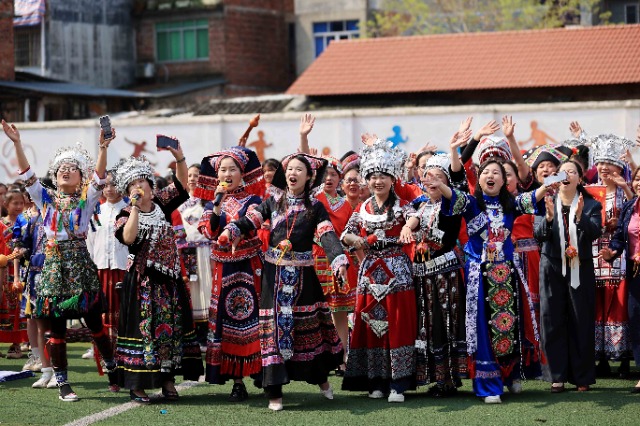 圖1：4月9日，在廣西柳州市融安縣實驗小學(xué)校園，師生們在進(jìn)行山歌對唱。（譚凱興 攝）.JPG