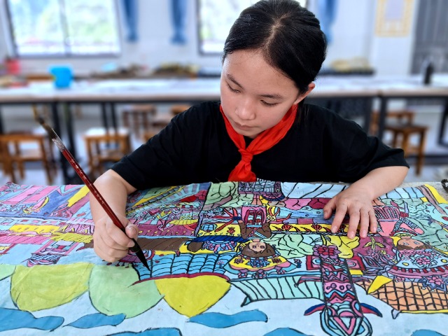 融水苗族自治縣融水鎮(zhèn)苗家小鎮(zhèn)小學(xué)學(xué)生在畫中國(guó)重彩畫。 (1).jpg