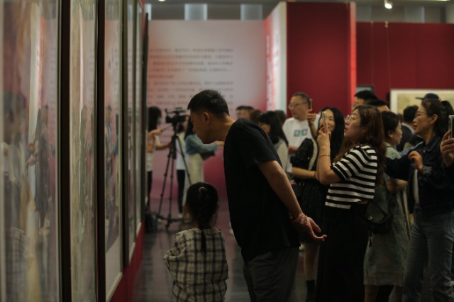 參觀者駐足欣賞中小學(xué)美術(shù)教師作品?；顒臃焦﹫D.jpg
