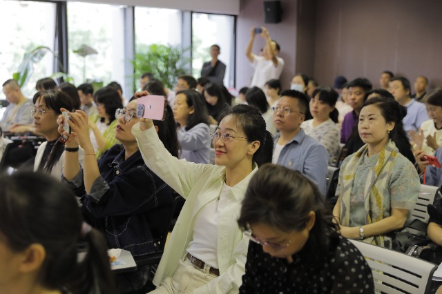 教研講座現(xiàn)場，與會者積極互動?；顒臃焦﹫D.jpg