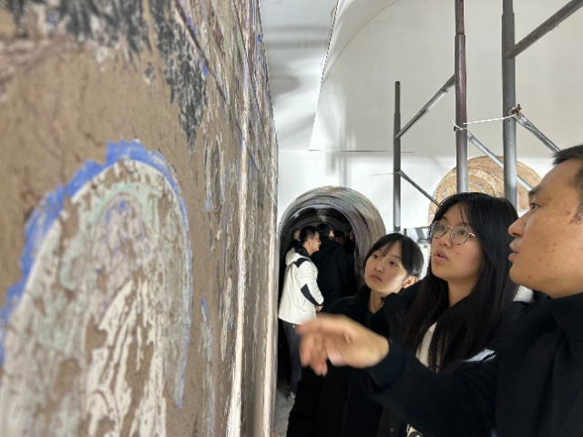 同學(xué)們跟著師傅“造石窟”。學(xué)校供圖