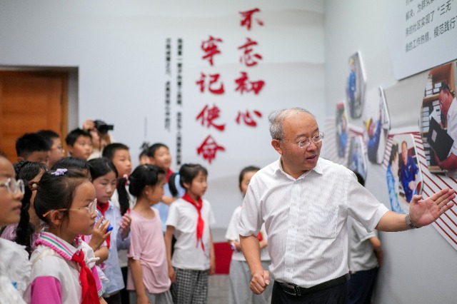 學生們與“時代楷?！卞X海軍互動 慈溪市學生成長指導中心供圖.jpg