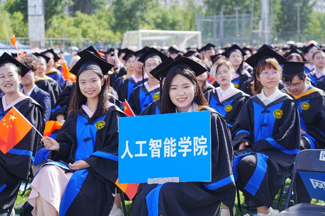 畢業(yè)典禮現(xiàn)場(chǎng)。學(xué)校供圖.jpg