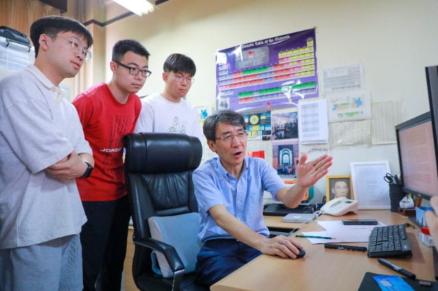 中國(guó)科學(xué)院院士、清華大學(xué)教授、南方科技大學(xué)校長(zhǎng)薛其坤正在指導(dǎo)學(xué)生開展科學(xué)研究。（南方科技大學(xué)供圖）.jpg