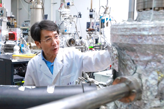中國(guó)科學(xué)院院士、清華大學(xué)教授、南方科技大學(xué)校長(zhǎng)薛其坤正在開展科學(xué)研究。（南方科技大學(xué)供圖）.jpg