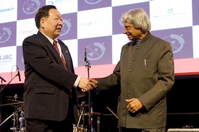 2012年4月14日，國際地球空間信息科學(xué)大會(huì)授予武漢大學(xué)“World Leadership”獎(jiǎng)，李德仁接受頒獎(jiǎng)嘉賓印度前總統(tǒng)頒獎(jiǎng).jpg