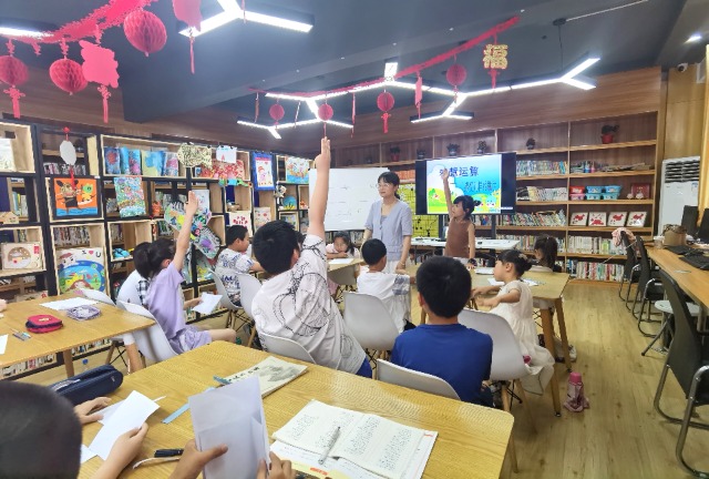 7月16日，姜堰區(qū)三水街道關(guān)工委陳莊社區(qū)校外輔導(dǎo)站開辦的《智慧運(yùn)算一一感受別樣的數(shù)學(xué)》得到孩子們的青睞。（拍攝者：泰州市姜堰區(qū)關(guān)工委 全玉英）.jpg