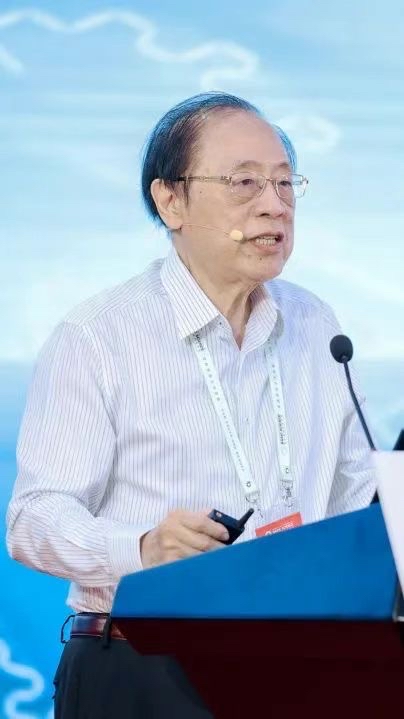 姚期智先生做演講。學(xué)校供圖.jpg
