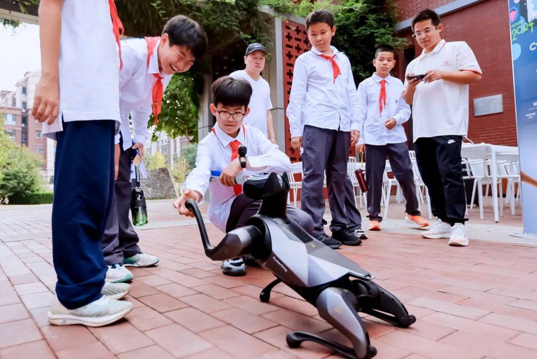 學(xué)生與人工智能機(jī)器狗互動(dòng)。學(xué)校供圖.jpg