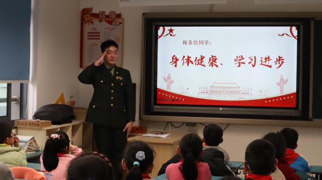 浙大寧波理工學院國旗護衛(wèi)隊來到寧波鎮(zhèn)明中心小學上國防教育公開課 徐銘菲 攝.png