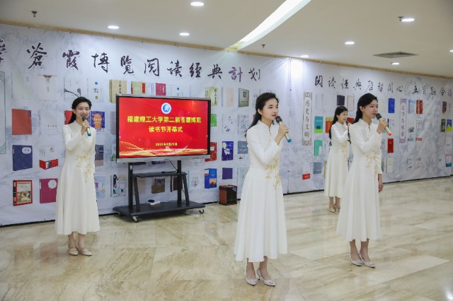 01 校大學(xué)生藝術(shù)發(fā)展中心誦讀藝術(shù)團(tuán)朗誦經(jīng)典詩歌《就是那一只蟋蟀》.jpg