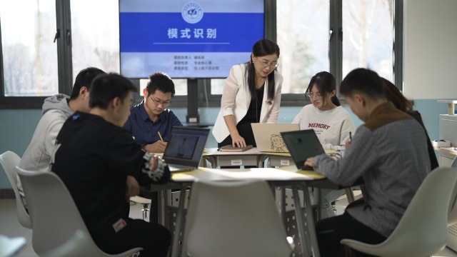 謝鳳英指導學生。資料圖片.jpg